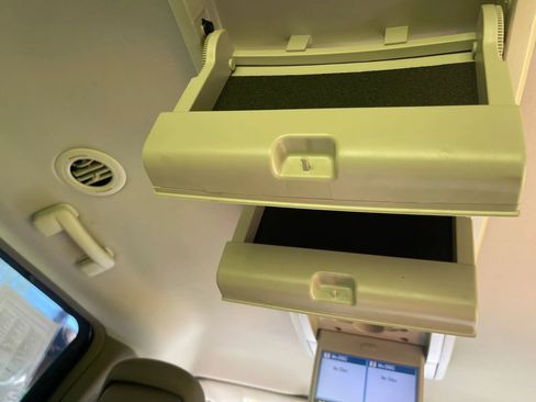 Used 2012 Volkswagen Routan SE FWD image 17