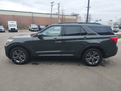 Used 2022 Ford Explorer XLT w/ Equipment Group 202A image 8