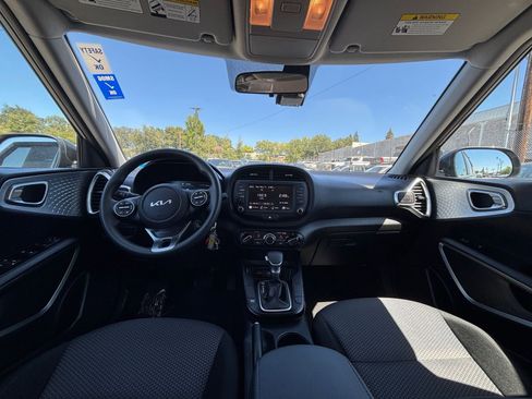 Used 2025 Kia Soul LX w/ LX Technology Package FWD image 31