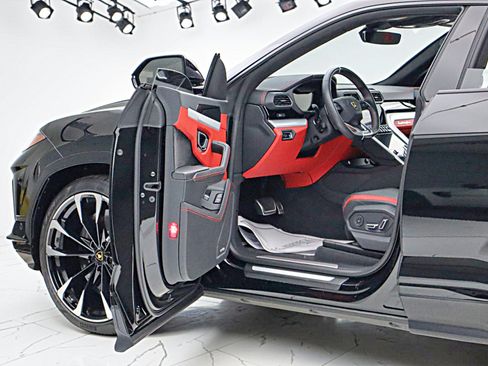 Used 2024 Lamborghini Urus S AWD/4WD image 7