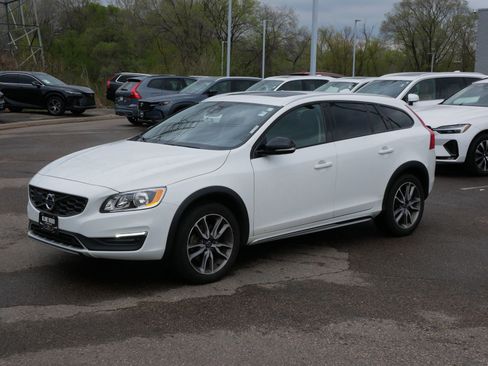 Used 2018 Volvo V60 T5 Cross Country AWD/4WD image 3