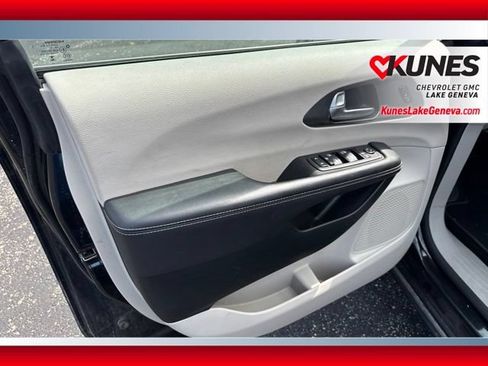 Used 2023 Chrysler Pacifica Touring-L FWD image 12