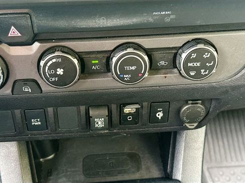 Used 2019 Toyota Tacoma TRD Off-Road image 17