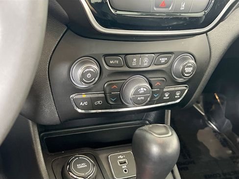 Used 2022 Jeep Cherokee Limited image 15