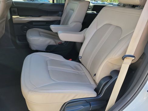 Used 2022 Ford Expedition Limited image 7