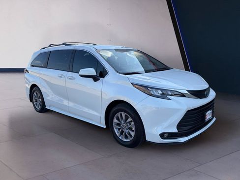 Used 2025 Toyota Sienna XLE w/ XLE Plus Package FWD image 7