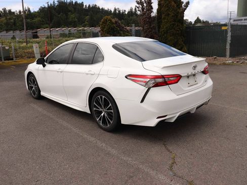Used 2018 Toyota Camry SE w/ Moonroof Package FWD image 7
