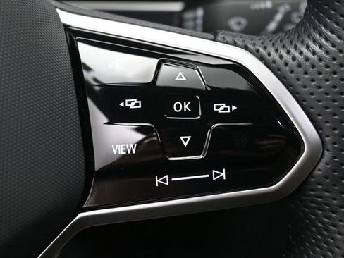 Used 2022 Volkswagen Tiguan SE R-Line image 18