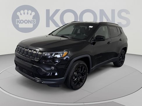 Used 2022 Jeep Compass Latitude w/ Convenience Group AWD/4WD image 1