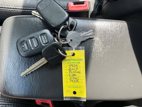 Used 2007 Pontiac Vibe w/ Sun And Sound Package FWD image 11