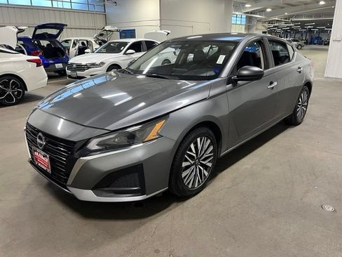 Used 2024 Nissan Altima 2.5 SV FWD image 7