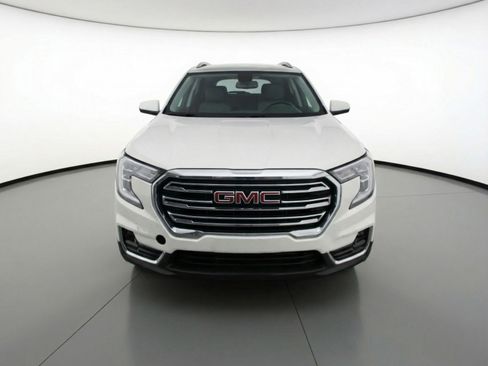 Used 2024 GMC Terrain SLT image 2