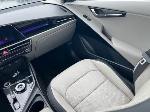 Certified 2024 Kia Niro Wave w/ Wave Preserve Package image 13