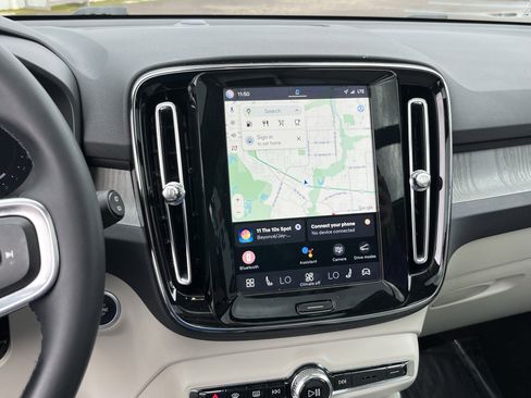 Used 2024 Volvo XC40 B5 Plus image 24