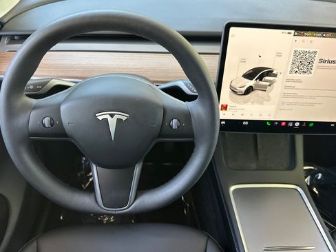 Used 2025 Tesla Model Y Long Range RWD image 31
