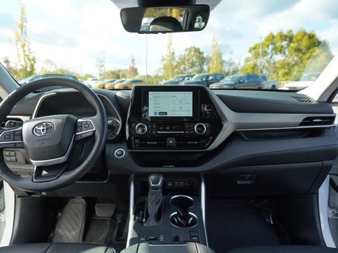Used 2024 Toyota Highlander LE image 28