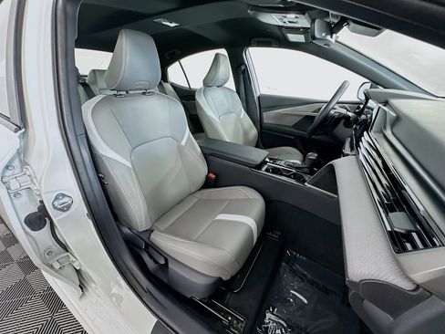 Used 2025 Toyota Camry SE w/ Convenience Package image 28