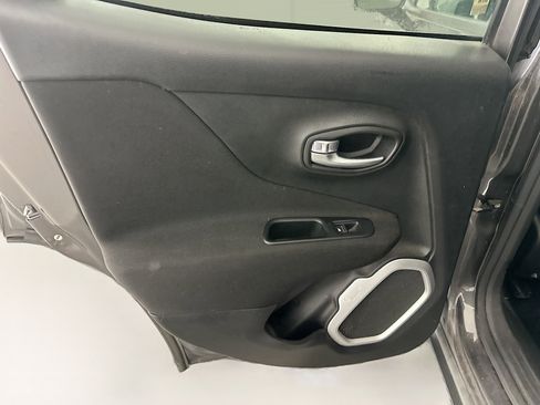 Used 2018 Jeep Renegade Latitude w/ UConnect 8.4 Nav Group image 27