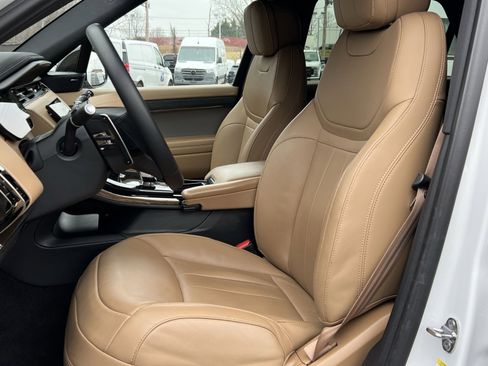 Used 2025 Land Rover Range Rover Sport SE image 11