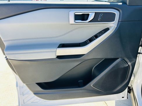 Used 2022 Ford Explorer XLT w/ Equipment Group 202A image 11