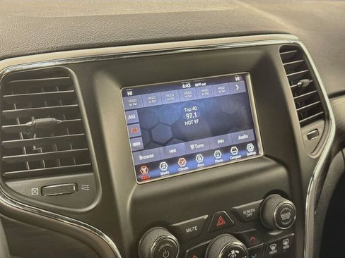 Used 2019 Jeep Grand Cherokee Laredo AWD/4WD image 17