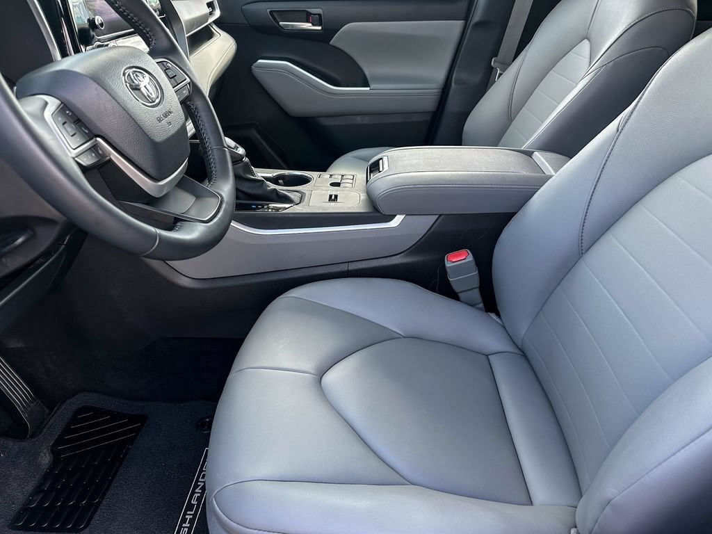 Certified 2025 Toyota Highlander XLE FWD image 13