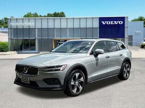 Certified 2025 Volvo V60 B5 Cross Country Plus AWD/4WD image 1
