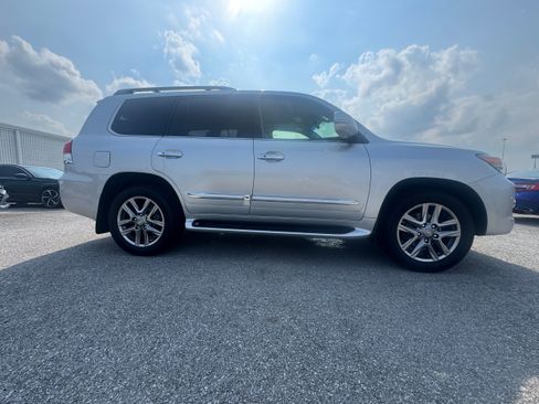 Used 2015 Lexus LX 570 4WD w/ Luxury Package image 2