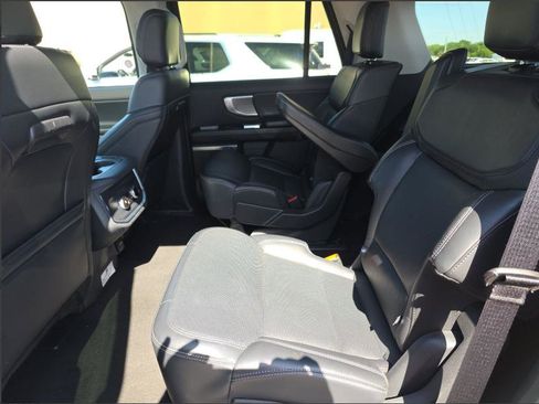 Used 2025 Ford Expedition Platinum image 5