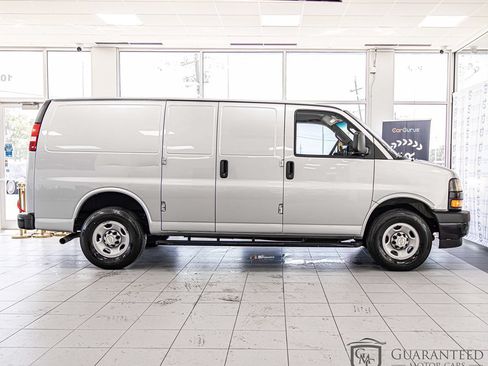 Used 2022 Chevrolet Express 2500 w/ Driver Convenience Package RWD image 9