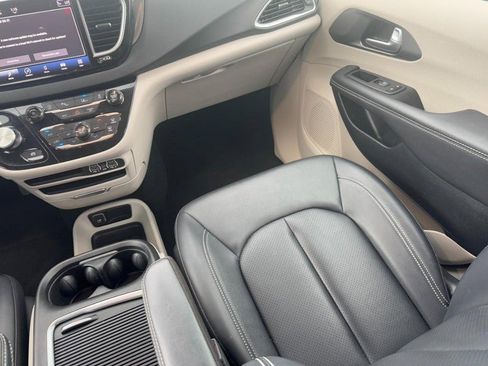 Used 2024 Chrysler Pacifica Touring-L FWD image 15