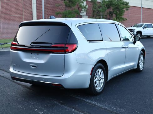 Used 2024 Chrysler Pacifica Touring-L FWD image 33