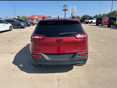Used 2016 Jeep Cherokee Sport image 5