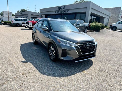 Used 2023 Nissan Kicks SV FWD image 2