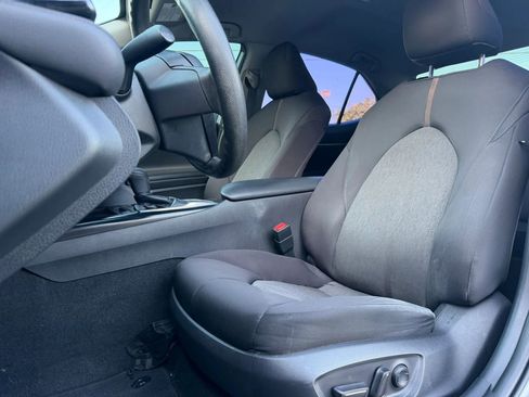 Used 2019 Toyota Camry LE image 10