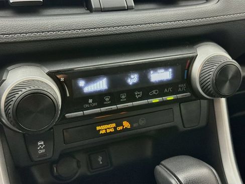 Used 2020 Toyota RAV4 LE FWD image 18