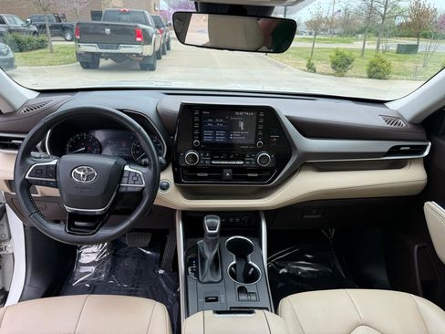 Used 2021 Toyota Highlander XLE image 12