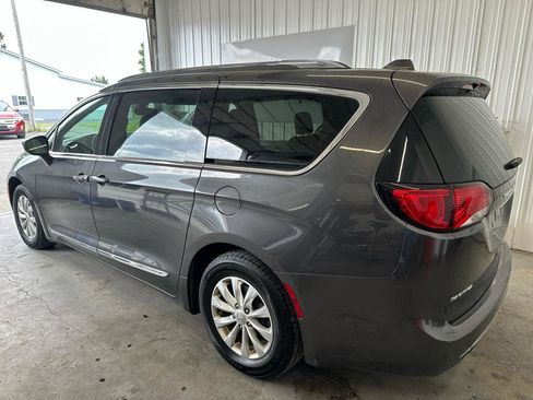 Used 2018 Chrysler Pacifica Touring-L FWD image 3