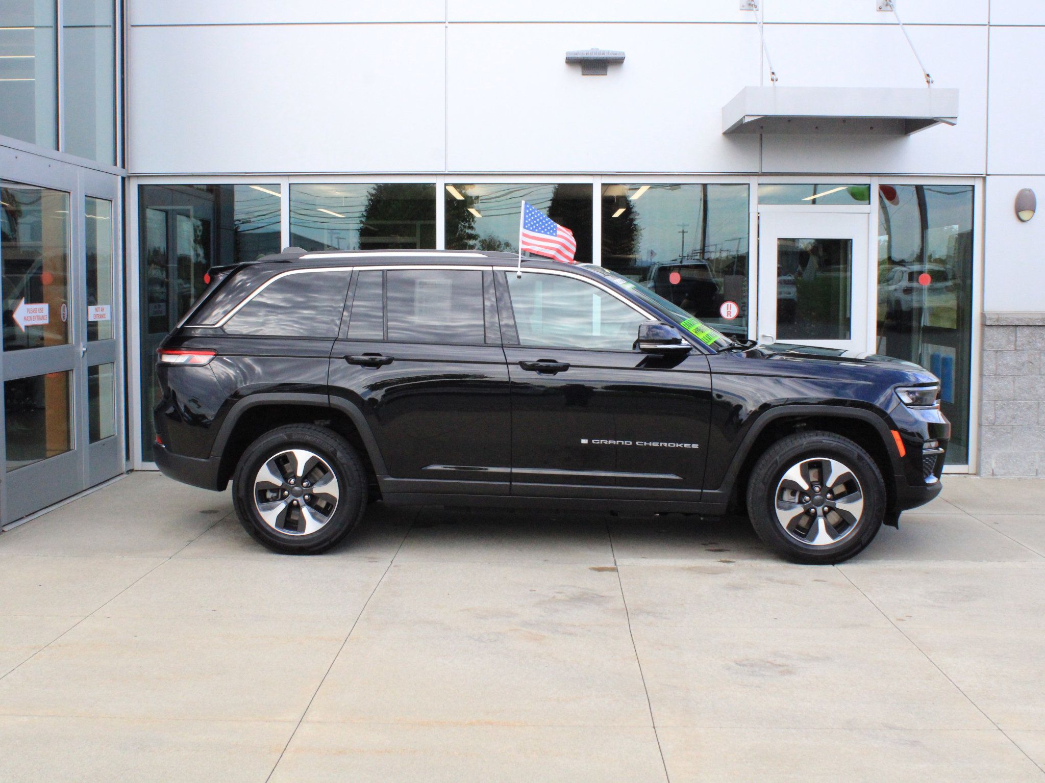 Used 2023 Jeep Grand Cherokee 4WD 4xe image 4