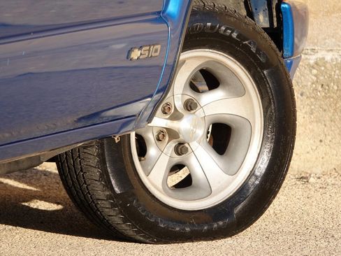 Used 2000 Chevrolet S10 Pickup LS w/ Preferred Equipment Group image 50