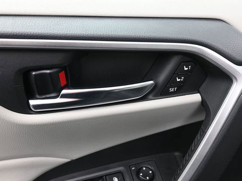 Used 2021 Toyota RAV4 XLE Premium image 23