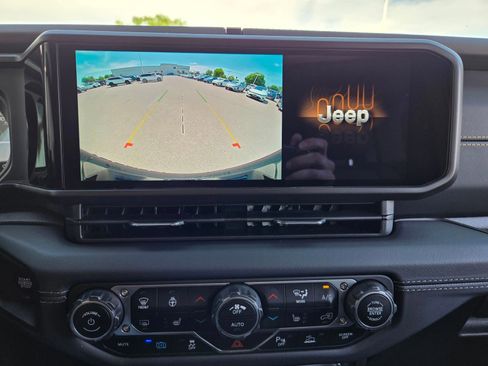 Used 2024 Jeep Wrangler Unlimited Sahara w/ Safety Group AWD/4WD image 17