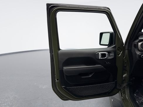 Used 2021 Jeep Gladiator Overland w/ Cold Weather Group image 9