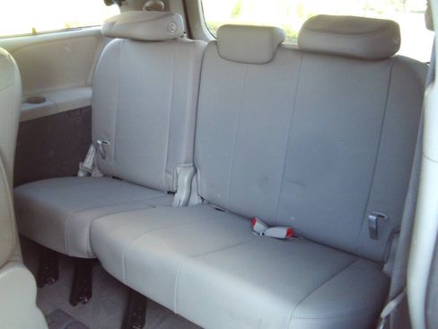 Used 2017 Toyota Sienna XLE w/ XLE Navigation Package FWD image 19