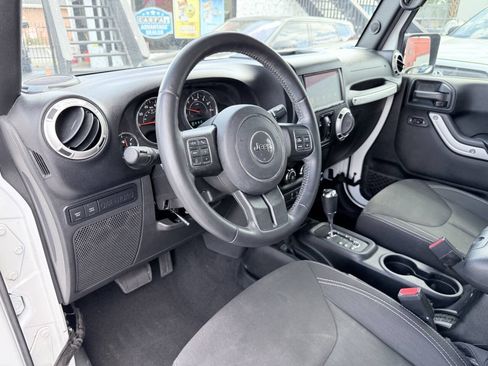 Used 2017 Jeep Wrangler Unlimited Rubicon w/ Connectivity Group AWD/4WD image 11