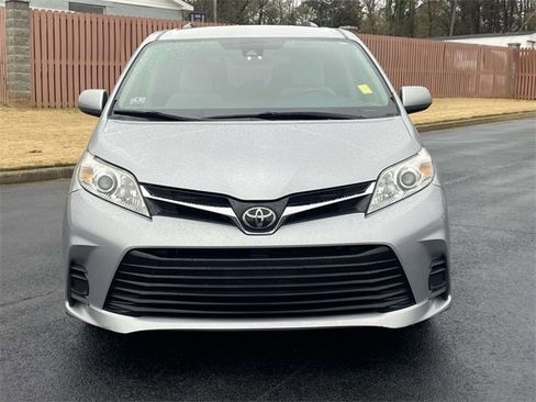 Used 2018 Toyota Sienna LE image 2