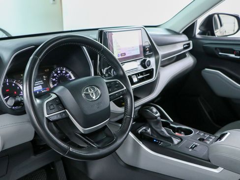 Used 2024 Toyota Highlander XLE FWD image 23