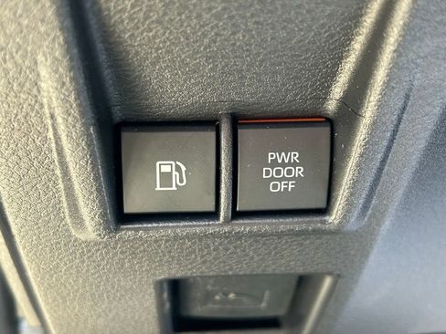 Used 2025 Toyota Sienna XSE image 28