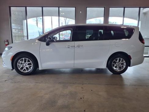 Used 2024 Chrysler Pacifica Touring-L image 5