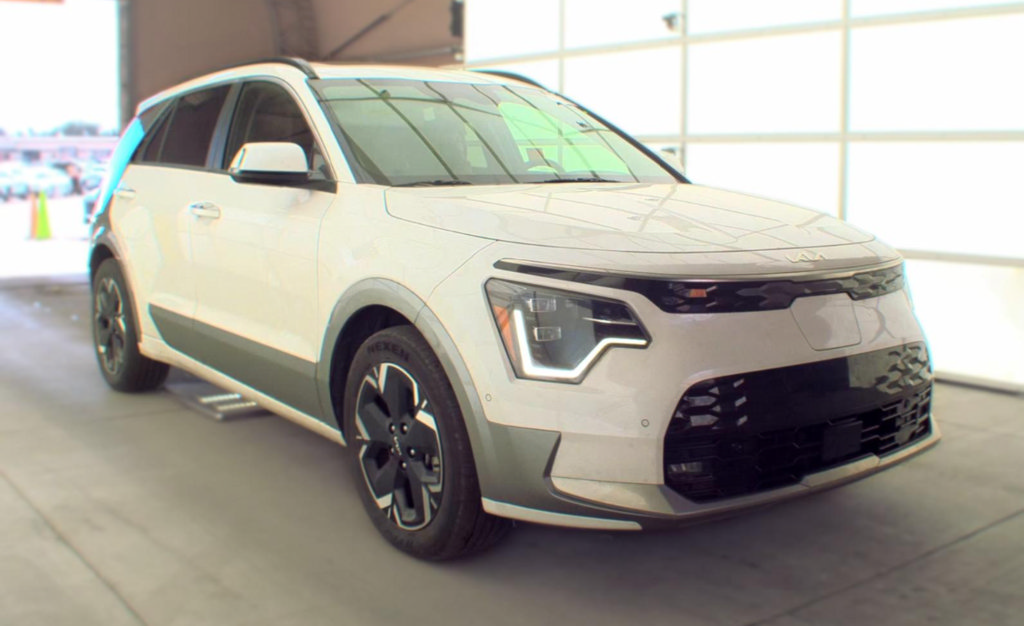 Used 2023 Kia Niro Wave w/ Wave Preserve Package FWD image 1